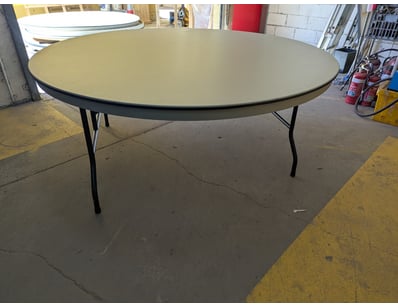 Table, round, collapsible legs

Note: style and ...