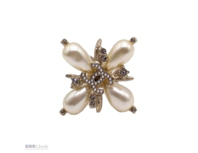 CHANEL CC FAUX PEARL CRYSTAL GOLD TONE RING

Mater...