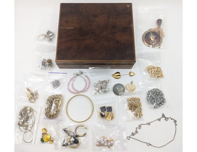 The Curio Collection (A985) - Lot 1202