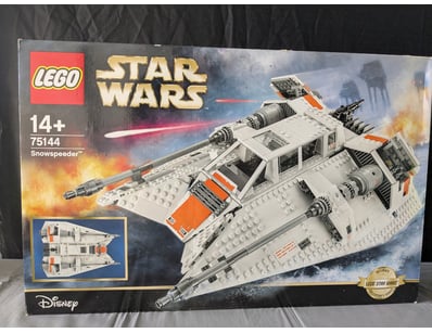 **UNRESERVED** LIFETIME COLLECTION OF LEGO PART... - Lot 114