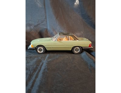 VINTAGE DECANTER OF A 1974 MERCEDES-BENZ 450 SL

V...