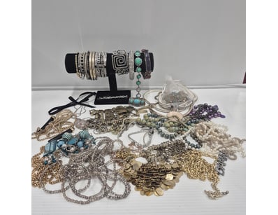 The Curio Collection (A979) - Lot 8096