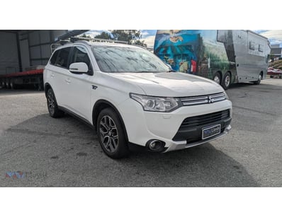 <b>2016 Mitsubishi Outlander PHEV - White - 99,266...