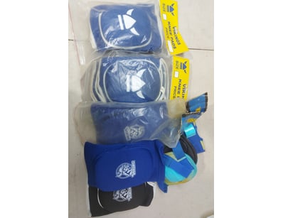 Assorted Lot containing various sized "Viking" kne...