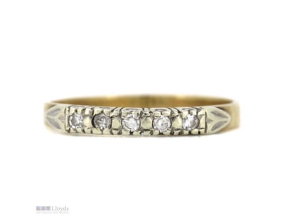 9K YELLOW GOLD AND DIAMOND RING.      

Ring Size ...
