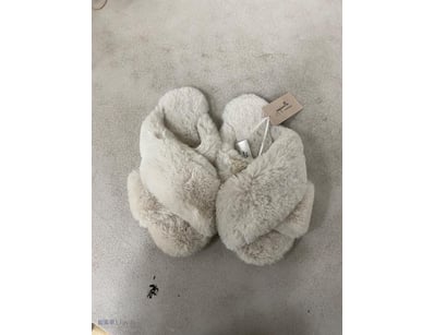 RRP $59.95 White fluffy slippers. Size large, papi...