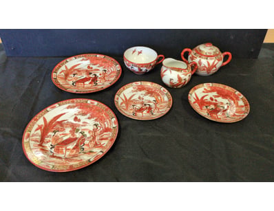 CHINESE PORCELAIN DINNER SET, RED AND WHITE FAMILL...