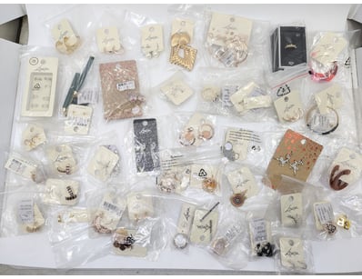 COLLECTION OF JEWELLERY PIECES INCLUDING RINGS, EA...