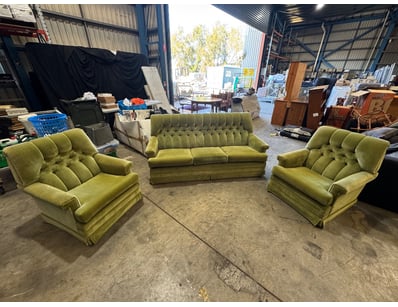Green lounge suite 

Dimensions: 190cm x 90cm x ...