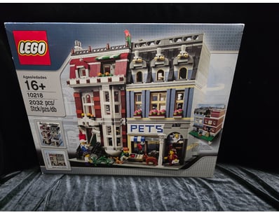 LEGO PET SHOP MODULAR BUILDING SET #10218

Lego ...