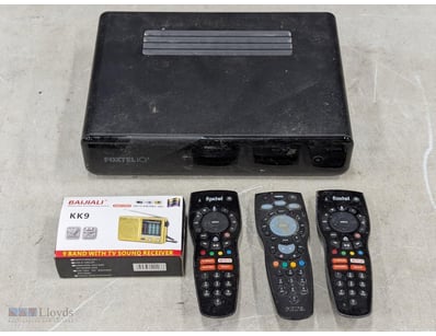 Lot comprising vintage Australian digital televisi...