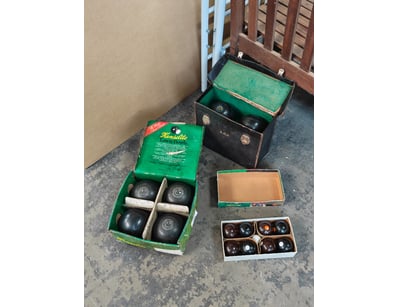 Lawn bowls, assorted lawn bowls 

Sold as lot
...