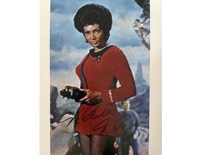STAR TREK'S NICHELLE NICHOLS SIGNED PHOTO

Nichell...