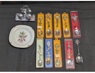 AUSTRALIAN SOUVENIR SPOON COLLECTION WITH DECORATI...