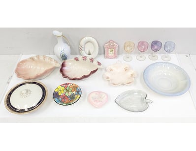 COLLECTION OF CERAMIC GLASS AND DECORATIVE PIECES...