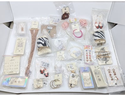COLLECTION OF JEWELLERY PIECES INCLUDING EARRINGS,...