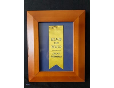 ELVIS ON TOUR SHOW MEMBER FRAMED RIBBON BADGE.

It...
