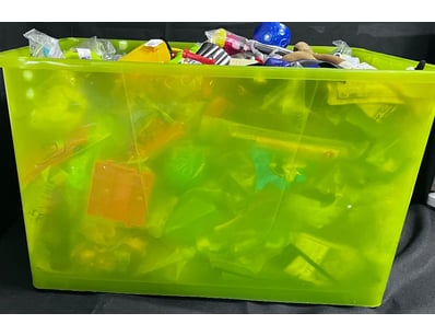 **UNRESERVED** LIFETIME COLLECTION OF LEGO PART... - Lot 823