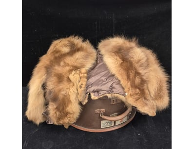 FUR STOLE WITH CIRCULAR HAT BOX

Condition: Good...