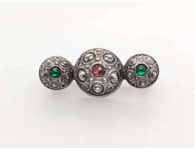 SILVER AND GLASS BROOCH


583010+146


