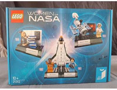 **UNRESERVED** LIFETIME COLLECTION OF LEGO PART... - Lot 152