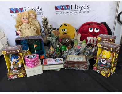 VINTAGE COLLECTIBLES LOT - DOLLS, M&M'S MEMORABILI...