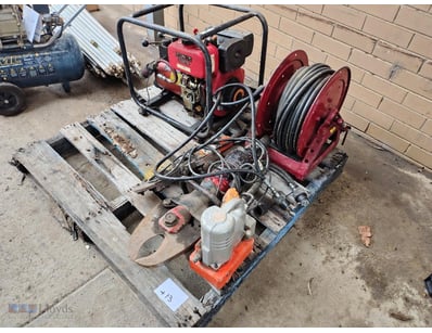 Pallet lot included: portable gasoline generator, ...