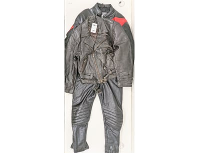 Entire Vintage Clothing Store Liquidation (ON11... - Lot 433