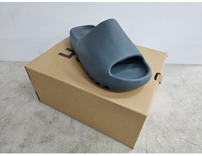 Yeezy slide, size 8

