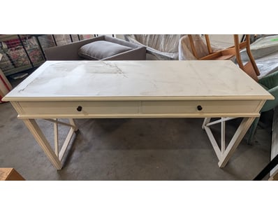 White buffet unit with two spacious drawers.

Dime...