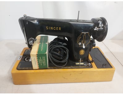 Antique 1950's Singer Sewing Machine, black EM3752...