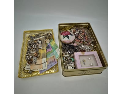 The Curio Collection (A984) - Lot 1125