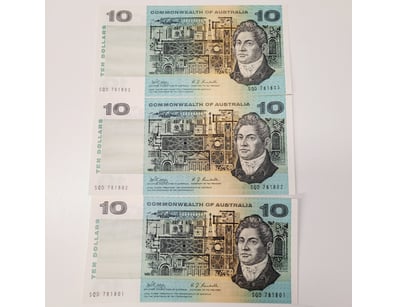 AUSTRALIAN $10 BANKNOTES , R303 (AUNC)

CV : $33...