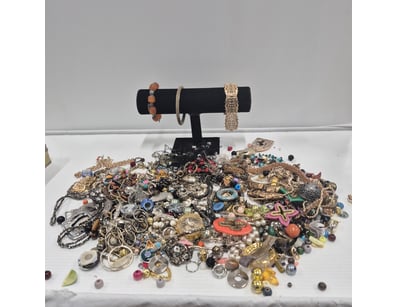 The Curio Collection (A979) - Lot 8097