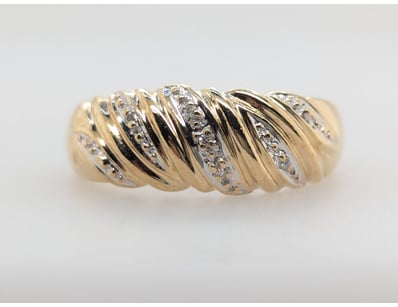9CT YELLOW GOLD DIAMOND RING


583010+27


