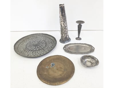 COLLECTION OF DECORATIVE SILVER / METAL TABLEWARE ...