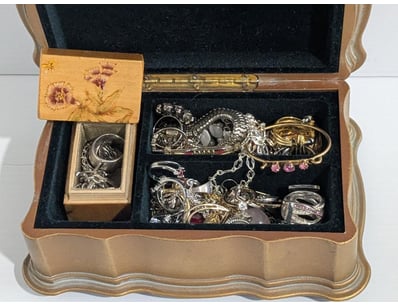 The Curio Collection (A999) - Lot 611