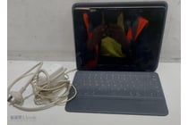 Lot comprising a Logitech iPad keyboard case with
