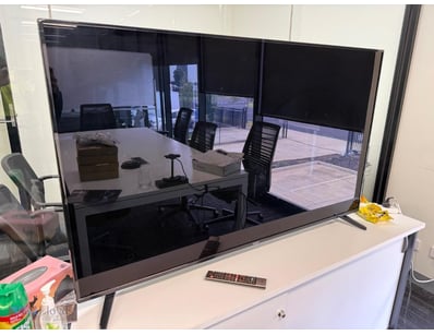 Kogan 55" Smart TV (Model KALED55ZU9010SKA) featur...