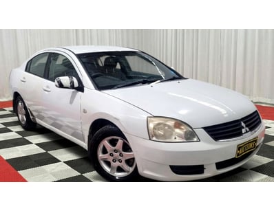 <b>2006 Mitsubishi 380 - White - 246,025km - 3.8L ...