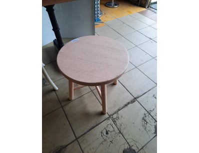 Small side table, pink finish.

Dimensions: 47.5...