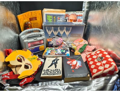 COLLECTIBLES BUNDLE - BOOKS, GLASSWARE, GAMES & ME...