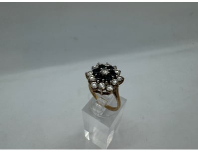 9K GOLD RING WITH GLASS STONES

Dimensions: Heig...