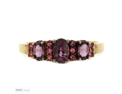 9K YELLOW GOLD AND AMETHYST, DRESS RING.      

Th...