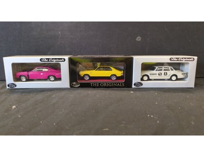 3X TRAX THE ORIGINALS MODEL CARS

Item Size: Hei...