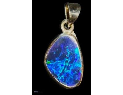 8.2 CARATS STERLING SILVER AND BLACK OPAL PENDANT ...