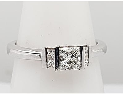 Fine Jewellery Market (A1005) - Lot 2056