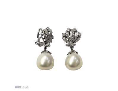 PEARL & DIAMOND EARRING CLIP     

A Pair Of Pearl...