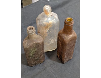 COLLECTION OF MEDICINAL GLASS BOTTLES AND VESSELS...