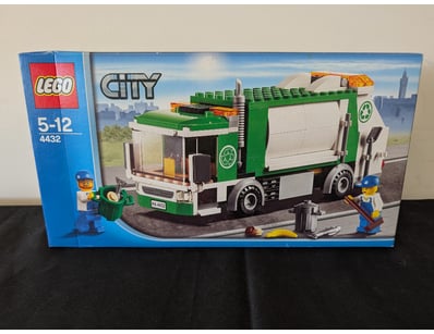 **UNRESERVED** LIFETIME COLLECTION OF LEGO PART... - Lot 708